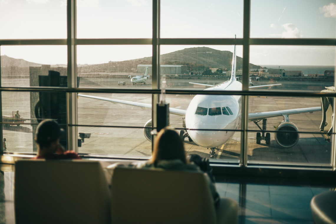 Pasajeros esperando en el aeropuerto frente a un avi&oacute;n antes de un vuelo interinsular en las Azores