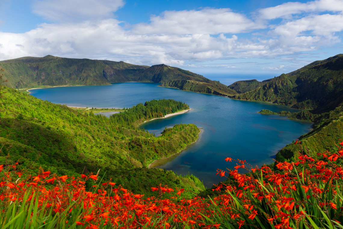 Vista de la Lagoa do Fogo, una laguna volc&aacute;nica rodeada de monta&ntilde;as verdes en la isla de S&atilde;o Miguel, Azores