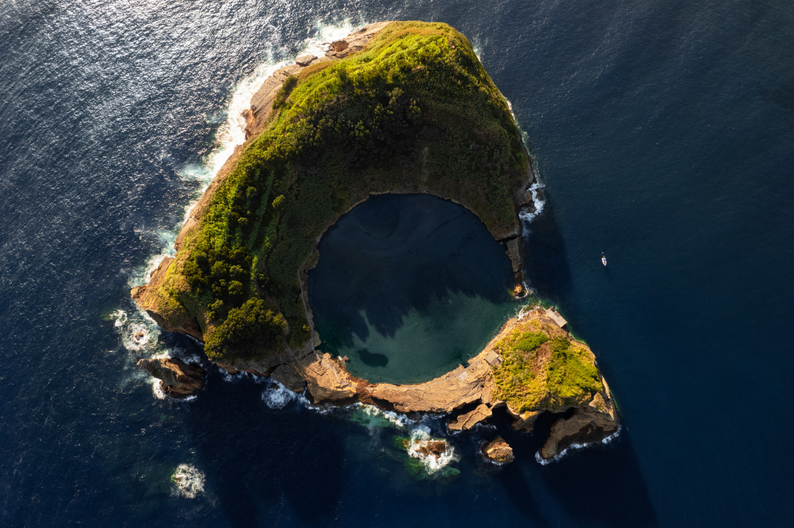 Vista a&eacute;rea del Ilh&eacute;u de Vila Franca do Campo, un islote volc&aacute;nico con piscina natural frente a la isla de S&atilde;o Miguel, Azores