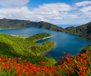 Lagoa do Fogo sur l’île de São Miguel, lac de cratère volcanique entouré de nature luxuriante aux Açores.