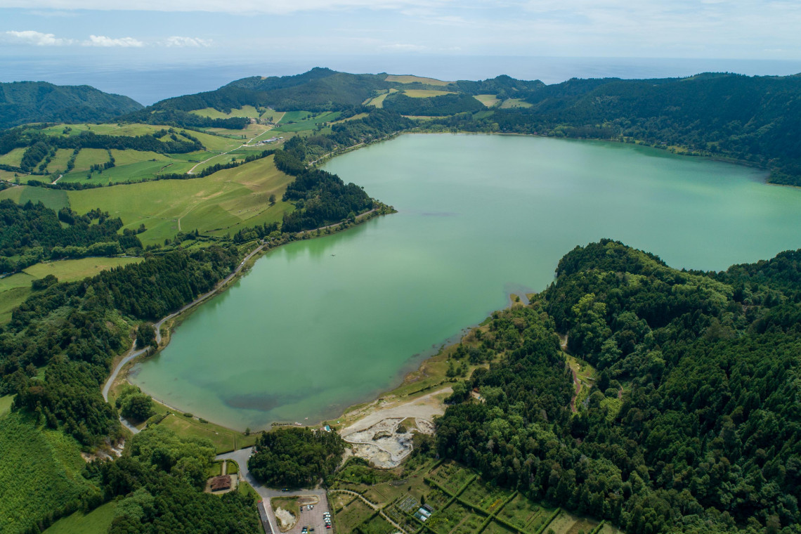 Vue a&eacute;rienne de la Lagoa das Furnas entour&eacute;e de collines verdoyantes &agrave; S&atilde;o Miguel aux A&ccedil;ores