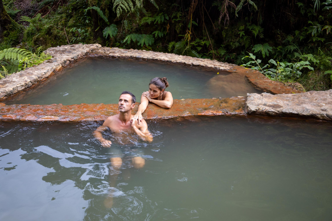 Bassin thermal naturel de Caldeira Velha entour&eacute; de v&eacute;g&eacute;tation tropicale &agrave; S&atilde;o Miguel