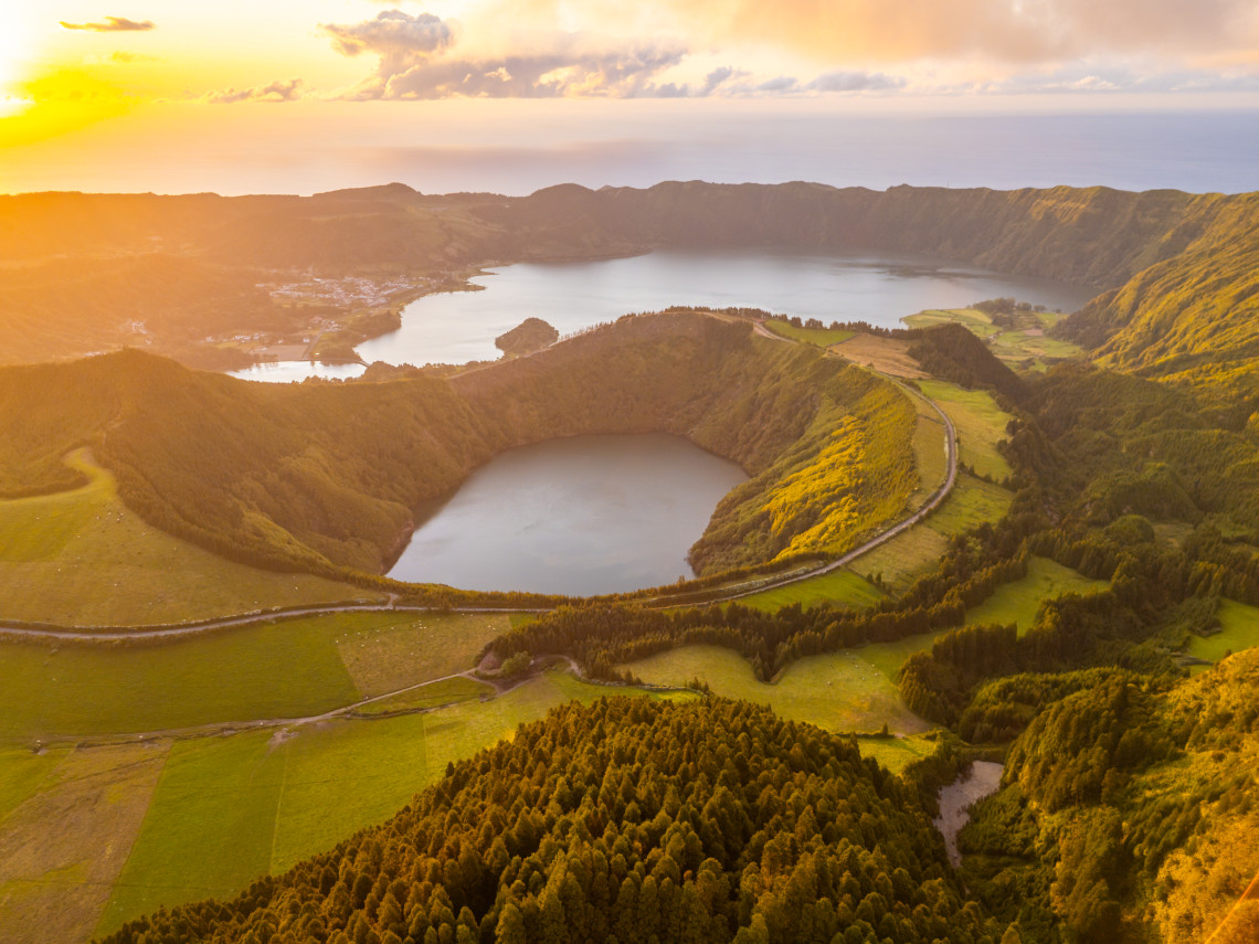 Vue panoramique des lagunes volcaniques de Sete Cidades &agrave; S&atilde;o Miguel, aux A&ccedil;ores, entour&eacute;es de collines verdoyantes
