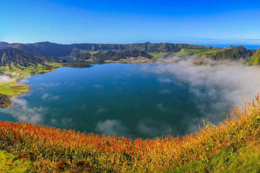 Vue panoramique de la lagune de Sete Cidades aux A&ccedil;ores avec brume matinale et ciel d&eacute;gag&eacute;