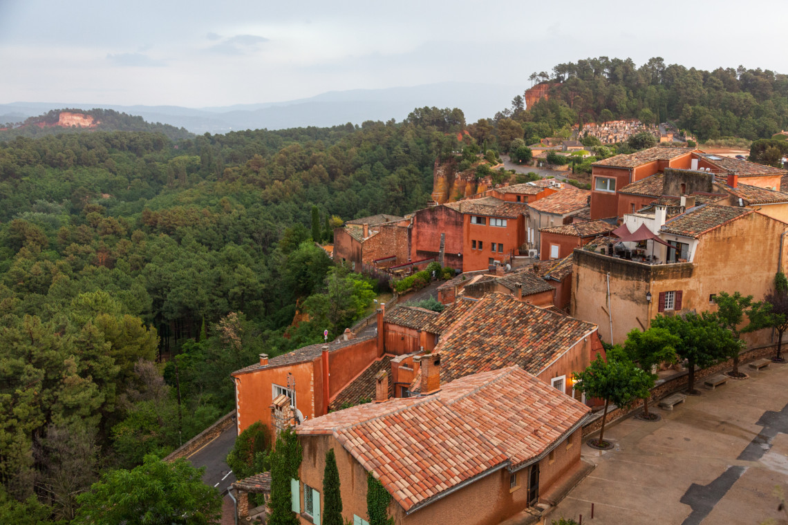 The ochre-red village of Roussillon perched on a hilltop in the Luberon, Provence, France
