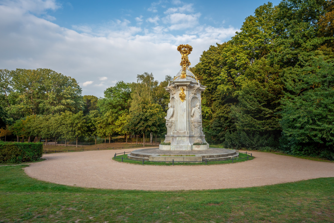 Beethoven-Haydn-Mozart Memorial standing in a landscaped clearing in Berlin&rsquo;s Tiergarten, surrounded by trees and walking paths.