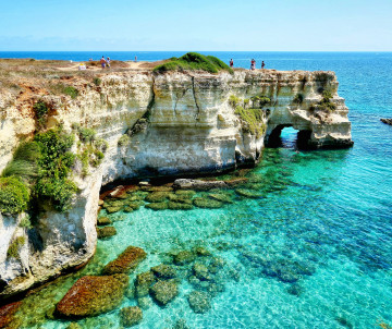 Natural limestone arch at Torre Sant’Andrea in Melendugno, Puglia, rising above clear turquoise waters along Italy’s Adriatic coast.