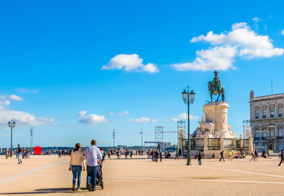 People at Pra&ccedil;a do Com&eacute;rcio, Lisbon