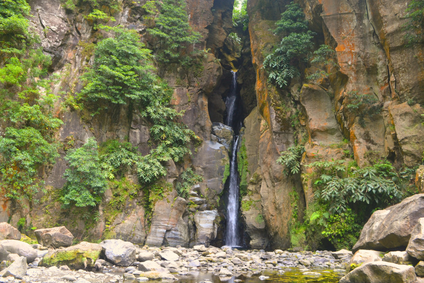 Van Tour: Lagoa do Fogo + Waterfall Half-Day