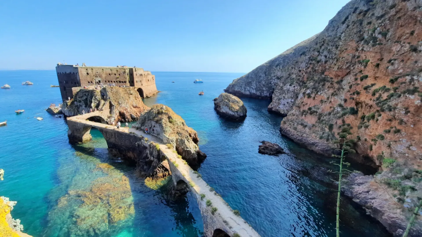 Sightseeing: Berlengas and Óbidos Private Tour with Boat Experience