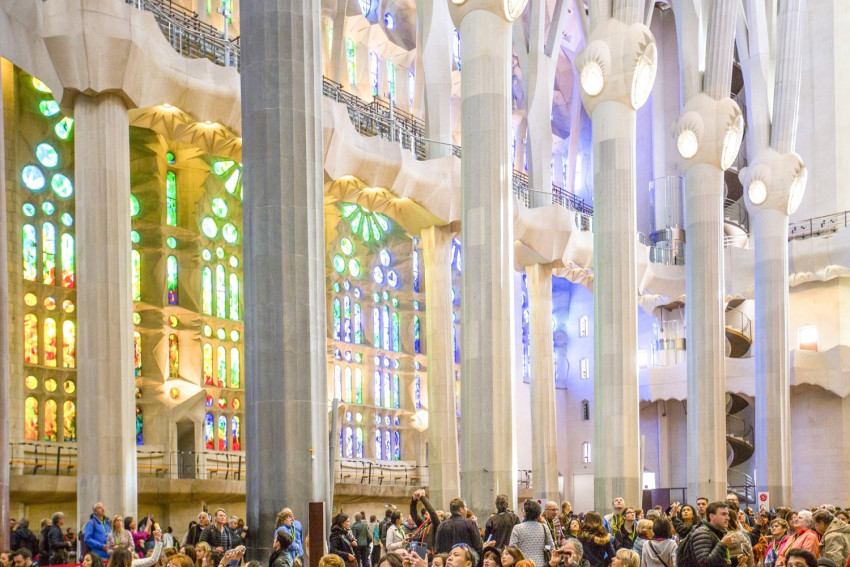 Sightseeing: Fast Track Park Güell & Sagrada Familia Guided Tour with Transfer