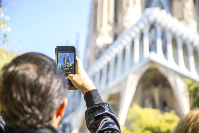 Sightseeing: Fast Track Park Güell & Sagrada Familia Guided Tour with Transfer