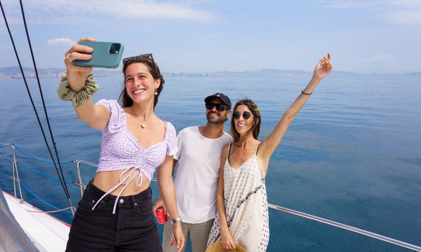 Boat: Exclusive Catamaran Cruise with Tapa & Drink Included