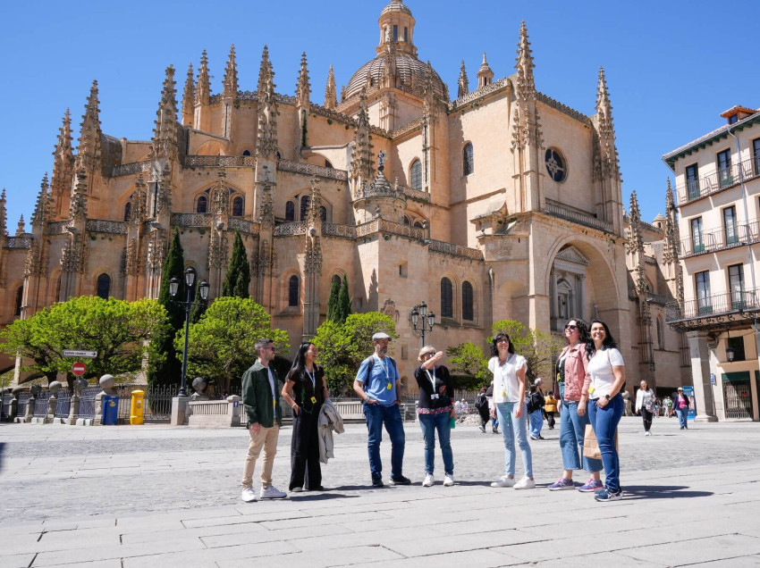 Sightseeing: Ávila and Segovia Tour from Madrid with Walls