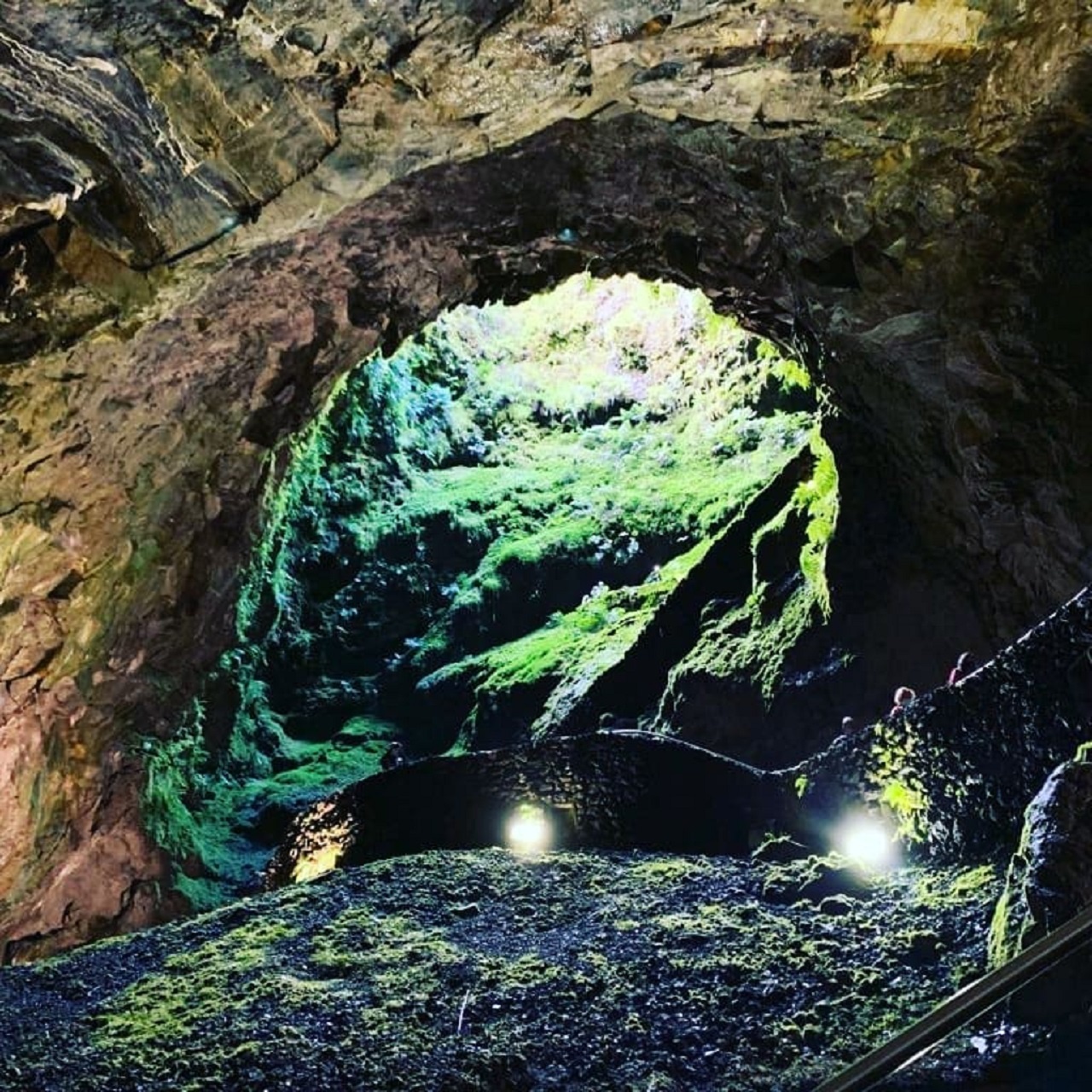 Passeio de Carrinha: Grutas Subterrâneas