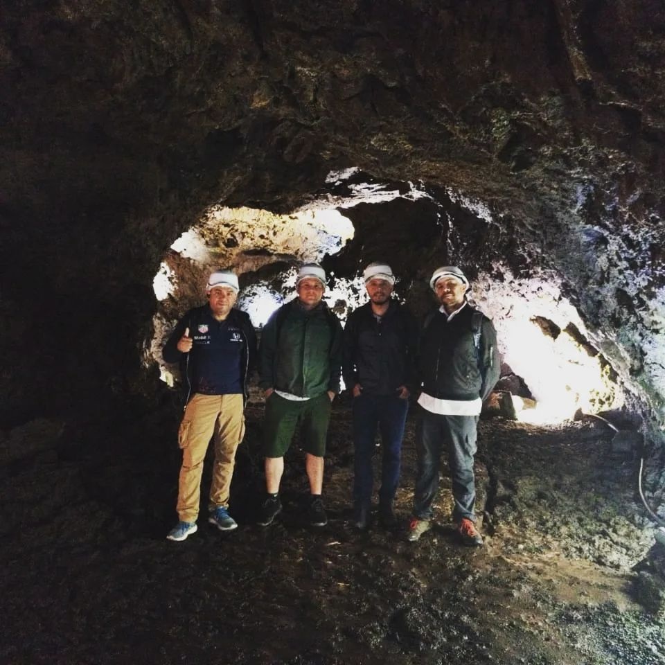 Passeio de Carrinha:  Grutas Subterrâneas