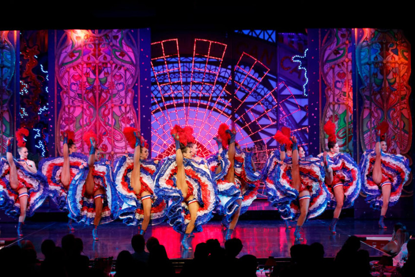 Thematic Tours:  Night tour and show at the Moulin Rouge