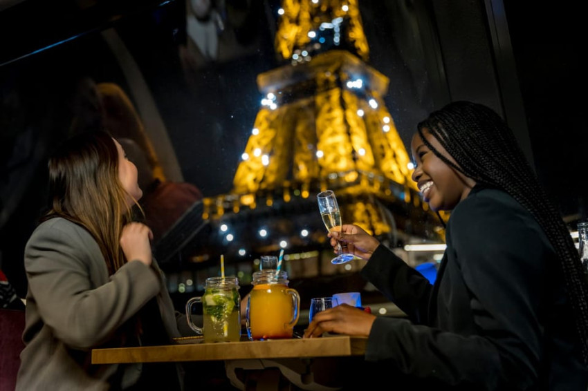 Thematic Tours:  Dinner and champagne cruise on the River Seine with live music