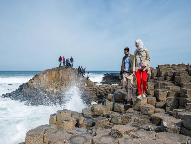 Sightseeing Tours: Giants Causeway, Dark Hedges, Dunluce & Belfast Tour