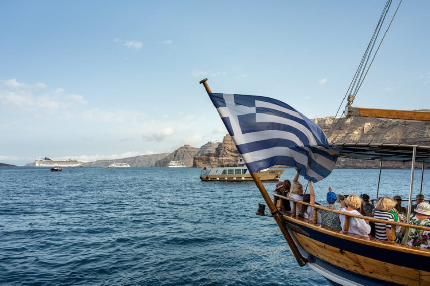 Boat: Santorini: Volcanic Islands Cruise with Hot Springs Visit