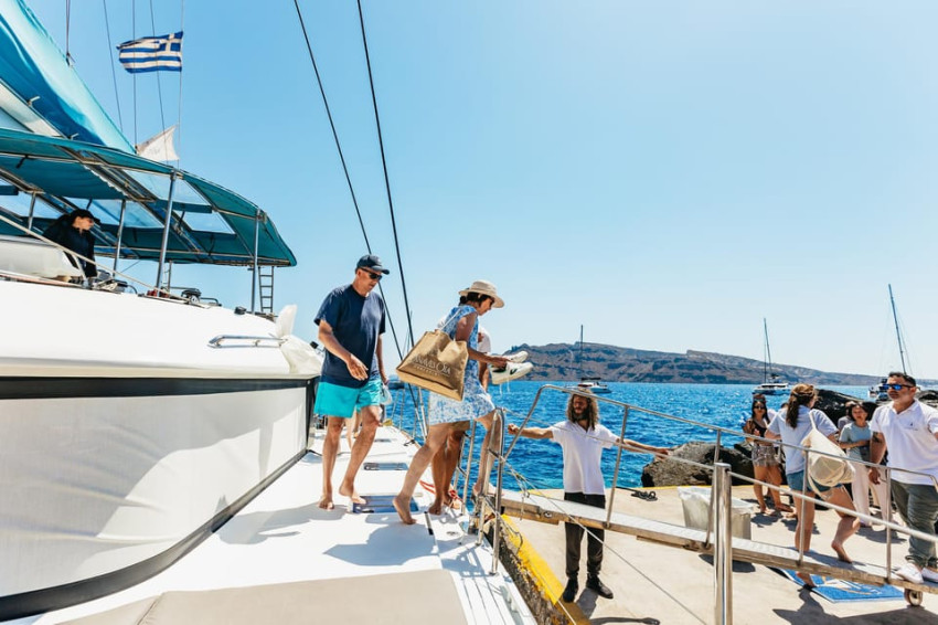 Boat: Santorini: Luxury Catamaran Day Trip with Meal and Open Bar