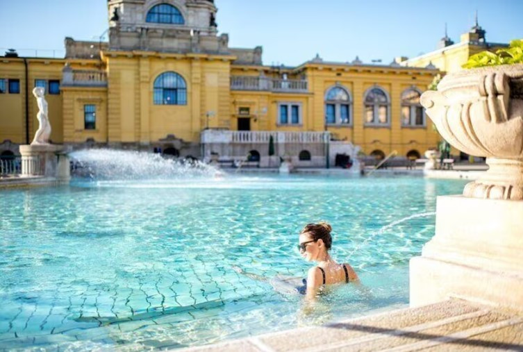 Sightseeing Tours: Entrance to Szechenyi Spa in Budapest
