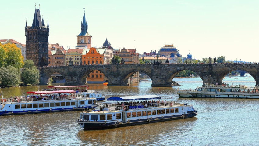 Sightseeing Tours: Sightseeing Vltava River Cruise