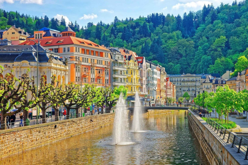 Sightseeing Tours: Prague: Karlovy Vary Day Trip with Watchtower and Funicular