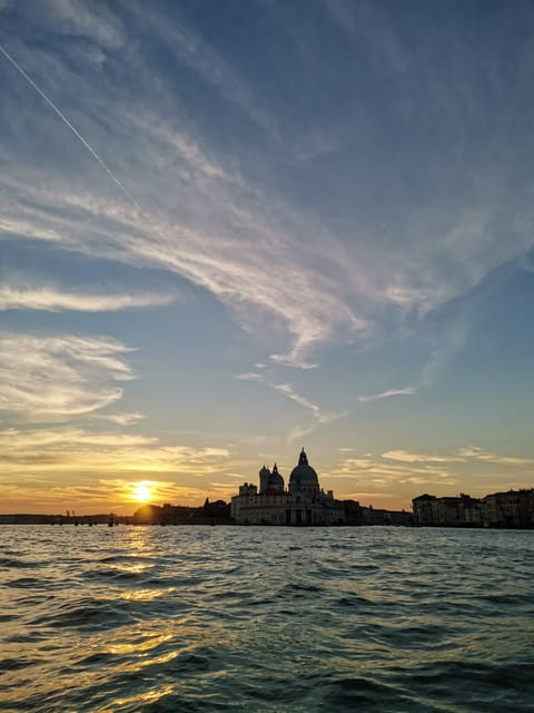 Tour a pé: Excursão a pé à noite com passeio opcional de barco a motor