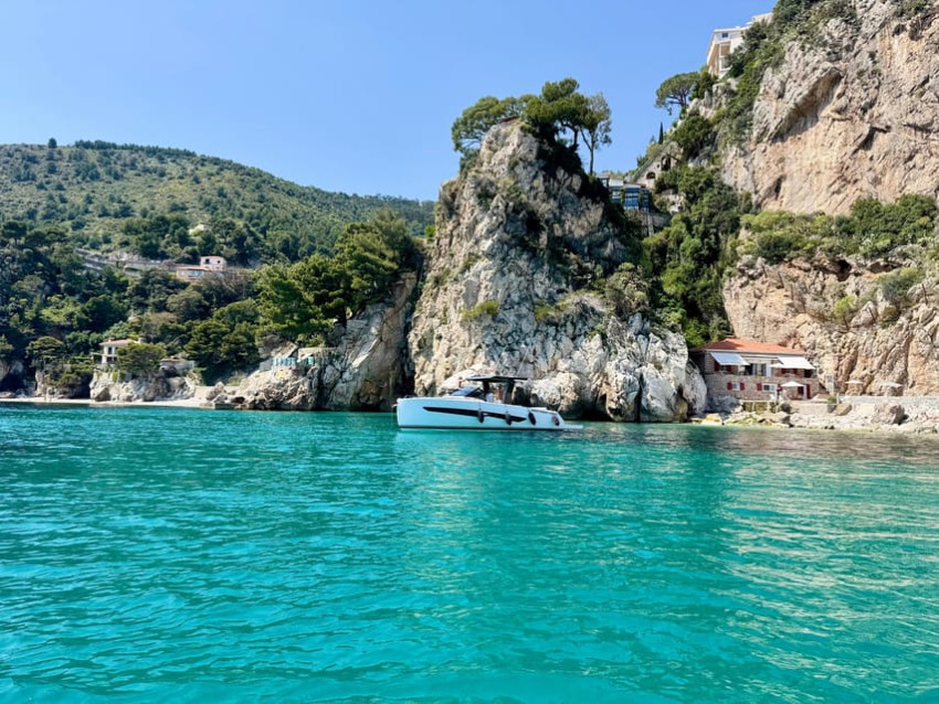 Passeios Turísticos: Cavernas de Mala, Villefranche e passeio de barco para mergulho com snorkel