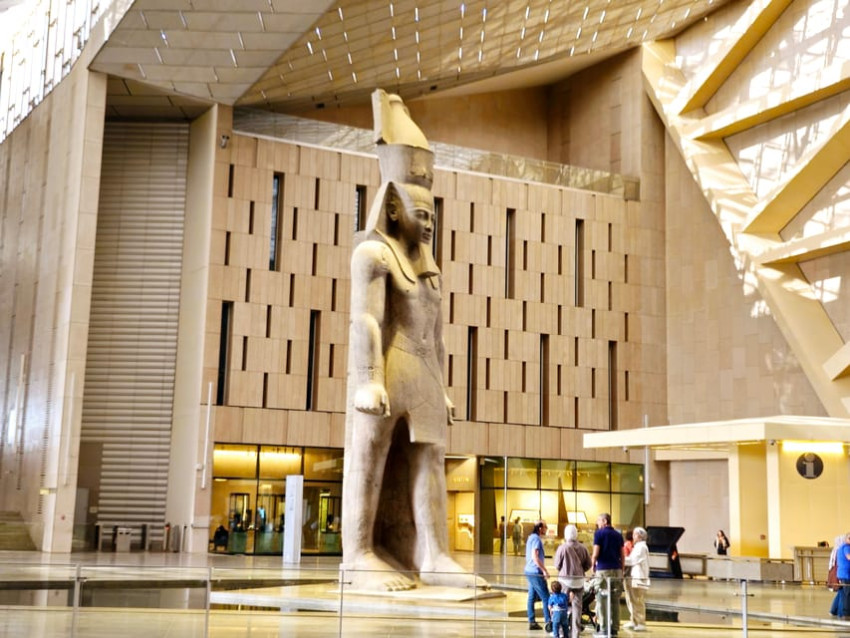 Passeios Turísticos: Grande Museu Egípcio, Pirâmides, visita à Esfinge e almoço