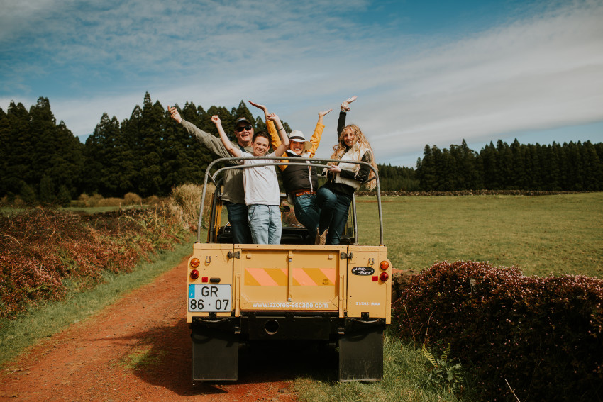 Passeio de Jipe: Dia Inteiro (com almoço e entradas nas grutas incluídos)