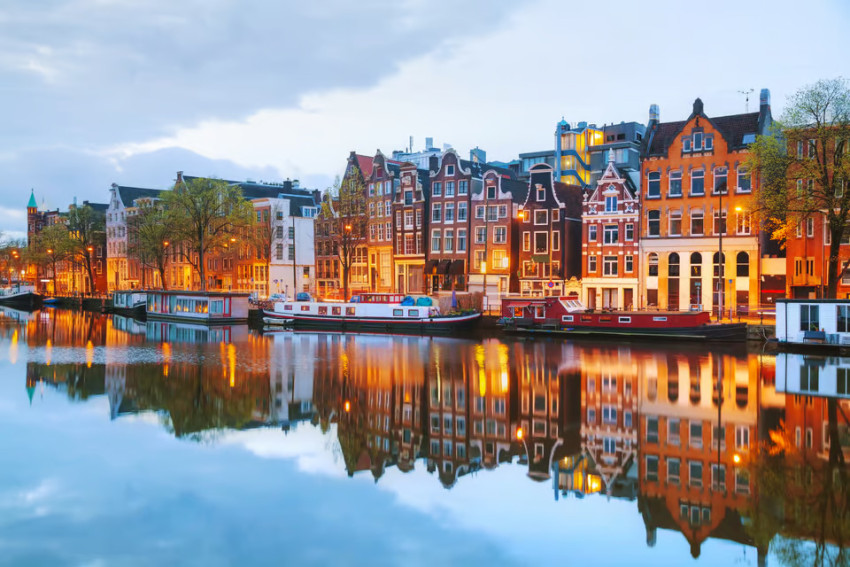 Cultural: Canal Cruise with Unlimited Cheese & Wine Option