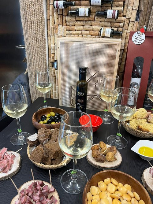 Walking Tour: Tapas & Vinho Verde Experience