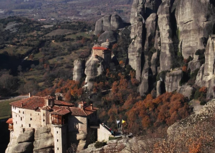 Passeio Guiado: From Athens: Delphi and Meteora 2-Day Tour with Hotel