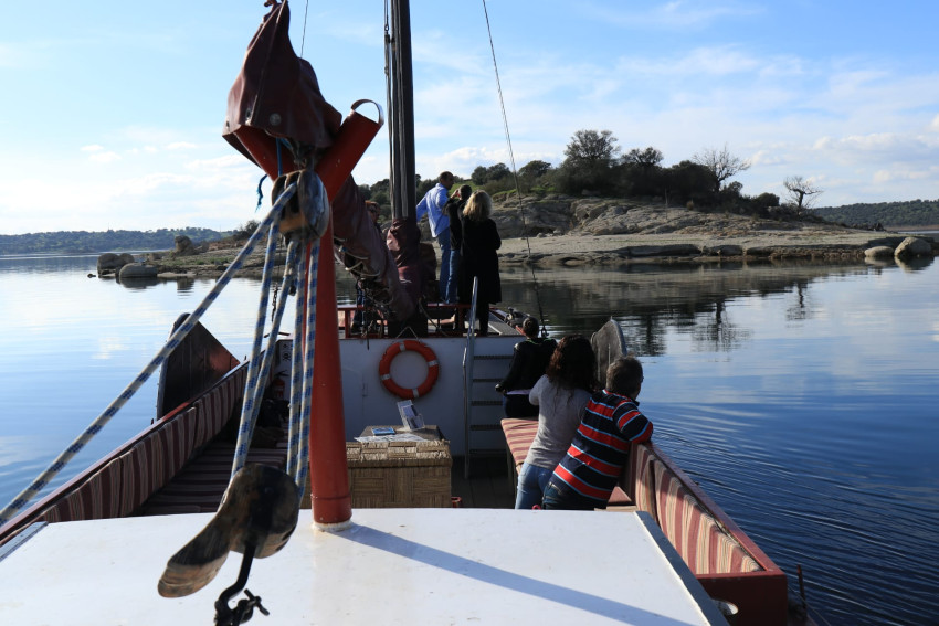 Boat: 2 Hour Sailboat Ride with Alentejo Snack with Stop at Ilha Dourada