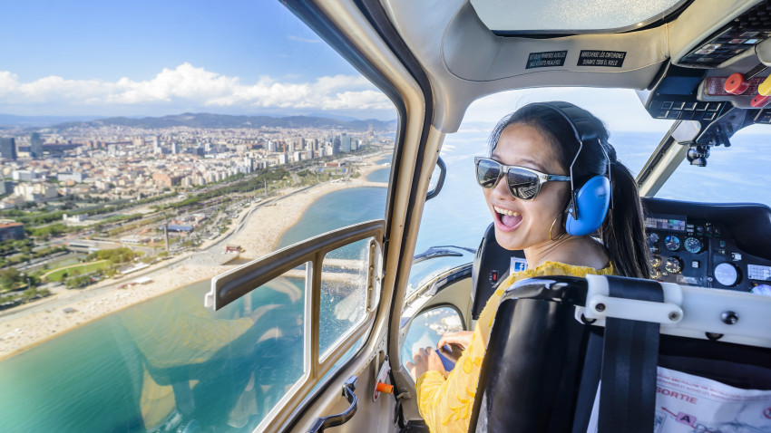 Outdoor: 7 min Helicopter Flight over Barcelona’s Coastline