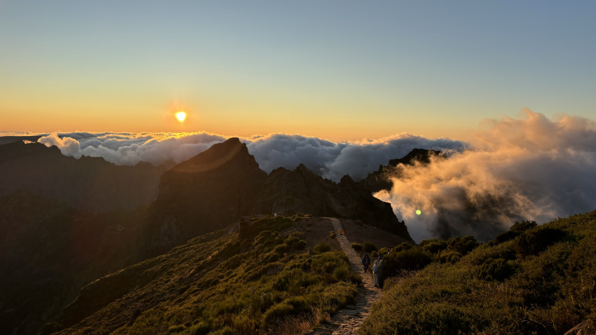 Sightseeing Tour: Madeira: Heavenly Sunset Pico do Arieiro with Snacks & Wine