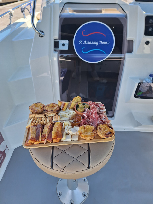 Boat Tour: Private Tour on the Douro River with Regional Tapas Tasting