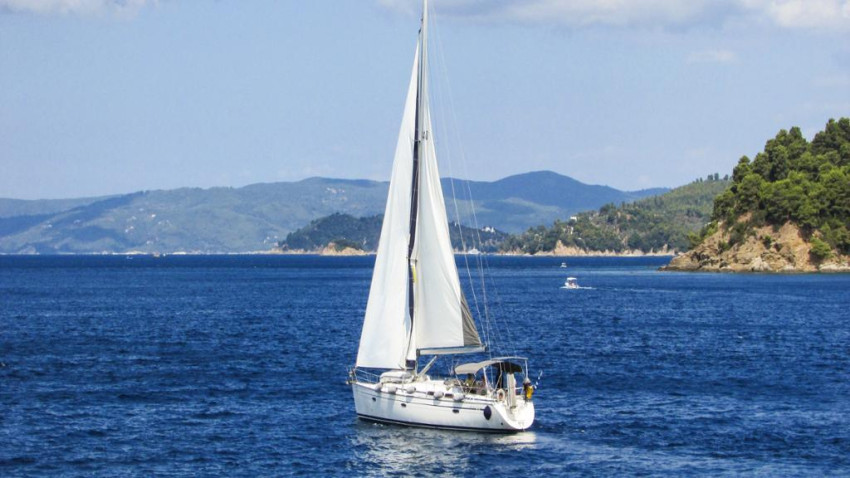 Boat Tour: Sail Adventure to Dia Island with Lunch