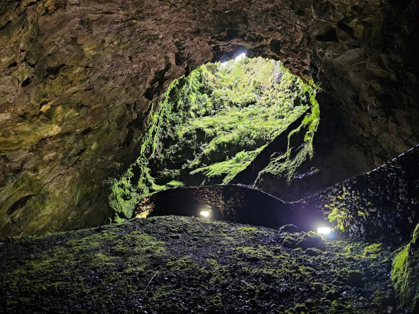 Sightseeing: Rota do Vulcão com Algar do Carvão - Meio Dia