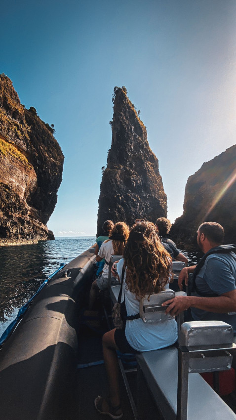 Passeio de Barco: À Ilha do Corvo e Passeio ao Caldeirão