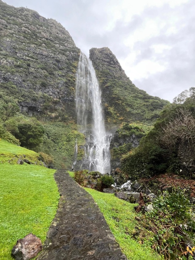 Tour de Carrinha: Tour de Meio Dia - Lagoas e Cascata do Poço da Ribeira do Ferreiro