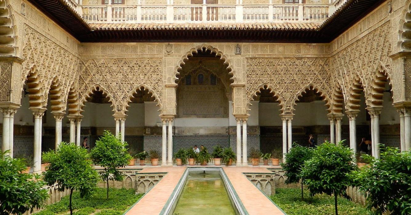 Sightseeing: Daily Alcázar Tour