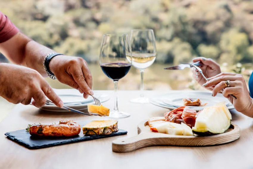 Boat ride: Pinhão: Douro River Boat Tour with Lunch